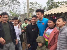 Người dân reo hò, chào đón Bùi Tiến Dũng về quê nhà