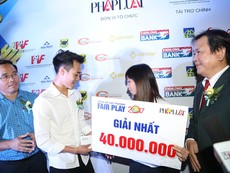 Văn Toàn tặng tiền thưởng Fair Play cho Thùy Trang