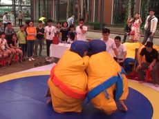 Sumo nhí tranh tài đấu vật quyết liệt