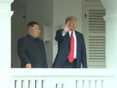 Hai nhà lãnh đạo Trump-Kim đứng ở ban công vẫy chào phóng viên