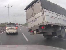 Xe tải nổ vỏ, lật ngang trên cao tốc TP.HCM-Trung Lương