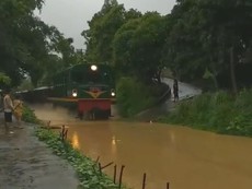 Tàu hỏa 'mò chạy' trên đường ray ngập nước