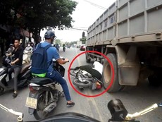 Phút thoát chết của người đàn ông ngã cạnh bánh xe tải