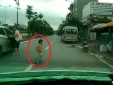 Bé trai đột ngột băng ngang đầu ô tô