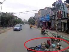 Đo đường vì cố bon chen giữa xe tải và ba gác