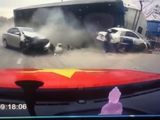 Xe container mất lái, mẹ ôm con thoát thân trong gang tấc