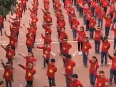 Hơn 1.000 học sinh hát vang 'Việt Nam ơi' cổ vũ ĐT Việt Nam