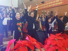 Bộ trưởng Nguyễn Thị Kim Tiến tập thể dục giữa giờ