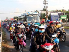 Video: Đoàn xe nhích từng chút để lên cầu Rạch Miễu