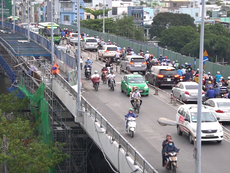 Dự án mở rộng cầu Kênh Tẻ gây ùn tắc giao thông