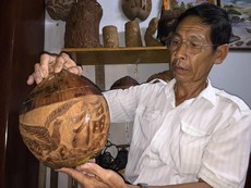 Người đàn ông hơn 30 năm điêu khắc trên trái dừa khô