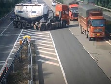 Bất chấp nguy hiểm, xe bồn đi lùi và quay đầu trên cao tốc