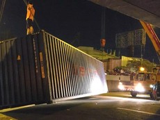 Xe ôm kể thoát chết trong gang tấc khi thùng xe container rớt