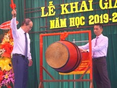 Video: Bí thư Nhân đánh trống khai giảng năm học mới