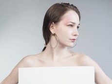 Nữ nghệ sĩ gây sốt vì vẽ tranh bằng ngực trần