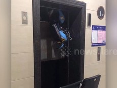 Chú bé thoát chết trong gang tấc nhờ chiếc xe đồ chơi
