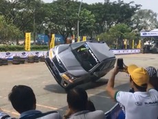 Mãn nhãn với màn trình diễn ô tô đầy mạo hiểm