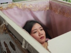 Bạn có dám nhâm nhi một cốc cà phê trong... quan tài?