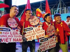 Hạ Indonesia, cổ động viên 'bùng cháy' ở phố đi bộ Nguyễn Huệ