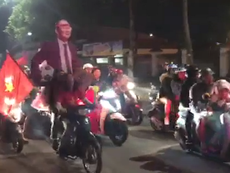Những kiểu ăn mừng ‘không đụng hàng’ của CĐV Việt Nam