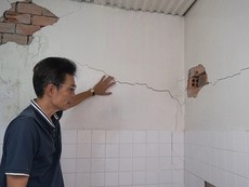 Video: Tường bỗng dưng lún nứt, nghi do hàng xóm xây nhà