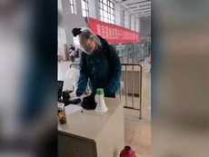 Sợ virus Corona, người đàn ông trùm chai nước kín đầu