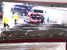 Trốn trong cốp xe để tránh trạm kiểm soát virus COVID-19