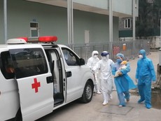 Người nhà vui mừng đón bé 3 tháng tuổi nhiễm COVID-19 về nhà
