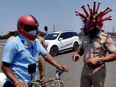 Cảnh sát 'hóa' thành virus gây COVID-19 để nhắc nhở người dân