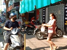 Người dân Đà Nẵng hồ hởi trong ngày đầu cho bán mang về