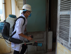 Phun thuốc khử khuẩn, vệ sinh ký túc xá đón sinh viên