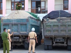 Đắk Lắk: Xử lý nhiều xe ben chở cát vi phạm tải trọng