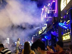 Ăn nhậu xuyên đêm trên đường Phạm Văn Đồng