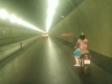 Người phụ nữ liều lĩnh chạy xe máy vào hầm Hải Vân