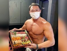Nhà hàng sushi thuê hot boy bán khỏa thân giao hàng cho khách
