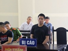 Nghe lời mẹ, con trai bán hàng xóm qua biên giới