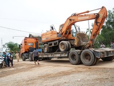 Huy động nhiều máy xúc tiếp cận thủy điện Rào Trăng 3
