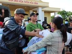Lê Dương Bảo Lâm trao tận tay 350 hộ dân 179 triệu đồng