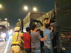 Video: Giải cứu tài xế mắc kẹt trong vụ tông xe liên hoàn