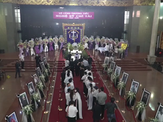 Video: Bài hát ‘Nhỏ ơi’ vang lên trong lễ tang của NS Chí Tài