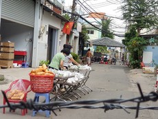 Video: Tặng suất cơm nóng, ổ bánh mì nghĩa tình trong tâm dịch