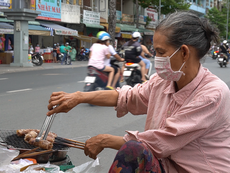 Người bán hàng rong nhọc nhằn mưu sinh trong ngày giãn cách xã hội