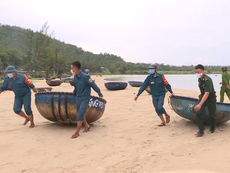 Video: Bộ đội, Công an Đà Nẵng giúp ngư dân chống bão số 5