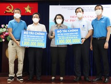 Video: 6.000 túi an sinh, 1.500 bộ đồ bảo hộ y tế tặng cho TP.HCM