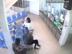 Cận cảnh 2 đối tượng trộm tài sản của người phụ nữ trong bệnh viện