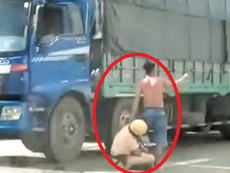 Xuất hiện clip CSGT Võ Văn Thoại ôm chân tài xế
