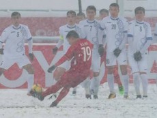 Xem tuyệt phẩm 'cầu vồng' gỡ hòa của Quang Hải