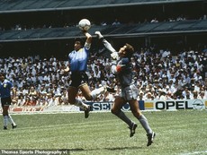 Xem lại khoảnh khắc 'Bàn tay của chúa' của Maradona