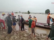 Video: Mưa lũ dâng cao ở Gia Lai, nhiều người mắc kẹt trong khu sản xuất