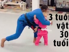 Em bé 3 tuổi vật với võ sư 30 tuổi